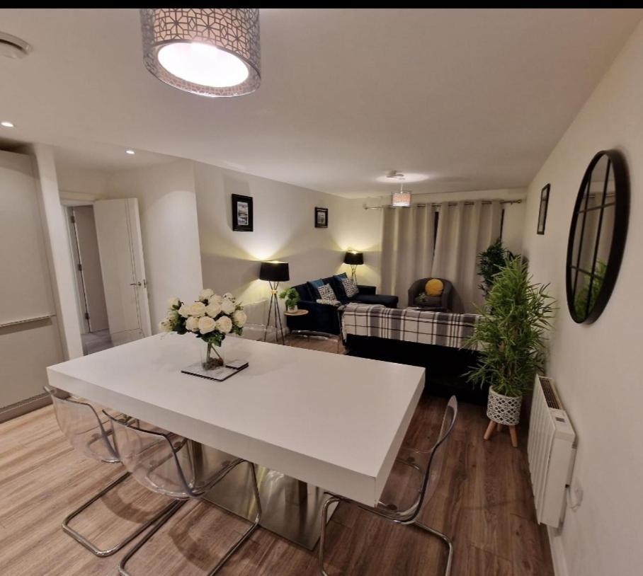 Modern Apartment, Sleeps 6, Belfast City Centre 외부 사진